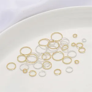 Vista detallada de anillas texturizadas de oro y plata para la creación de joyas DIY
