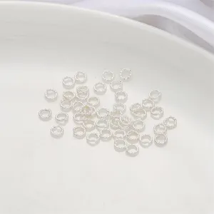 Primer plano de anillas de plata retorcidas para la creación de joyas artesanales