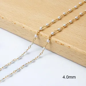 Makro-Detail einer 4,0-mm-Perlenkette mit vergoldeten Gliedern für DIY-Schmuck