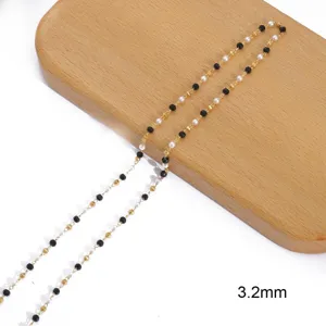 Nahaufnahme einer 3,2 mm goldgefüllten Kette mit schwarzen Perlen Detail