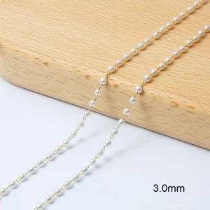 Makroansicht einer 3,0 mm weißen Perlenkette mit vergoldeten Gliedern zum Basteln