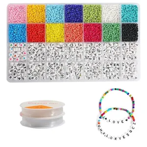 Vue détaillée du kit de perles en verre DIY 28 cases avec perles alphabet et fil