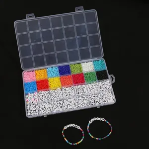 Vue détaillée de la boîte 28 compartiments avec perles de verre 3mm et perles lettres