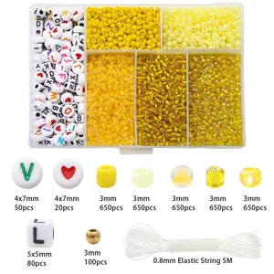 Detaillierte Ansicht des DIY-Schmuckperlen-Sets mit Glasperlen, Buchstaben und Elastikfaden