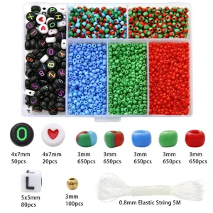 Detaillierte Ansicht des DIY-Schmucksets mit Glasperlen Buchstabenperlen und elastischer Schnur