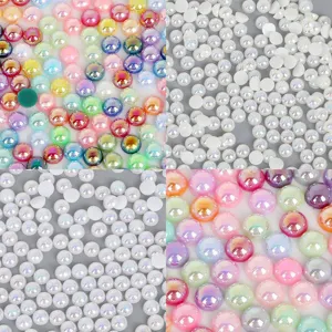 Vue détaillée de perles d'imitation semi-rondes irisées colorées et blanches plates