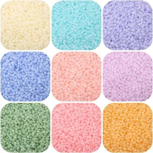 Detailansicht mit neun leuchtenden Farben irisierender Glasperlen für DIY-Schmuckherstellung