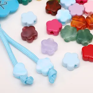 Gros plan de perles en vrac en acrylique en forme de fleur pour la création de bijoux
