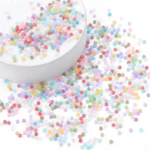 Makro-Detail bunter lichtdurchlässiger Glasperlen für die DIY-Schmuckherstellung
