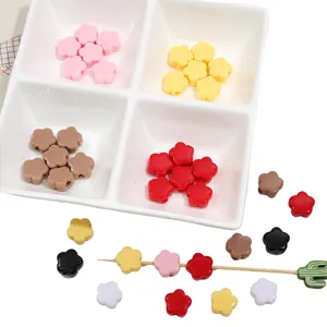 Gros plan de perles acryliques colorées en forme de fleur pour la création de bijoux