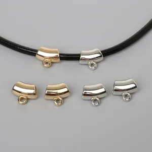 Detailansicht von goldenen und silbernen gebogenen Rohrperlen für DIY-Halsketten