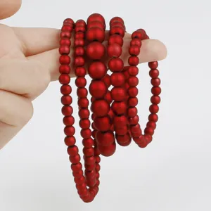 Detailansicht von matten roten Kunststoffperlen in verschiedenen Größen für DIY-Schmuck