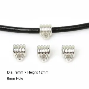 Makro-Detail des silbernen Kunststoff CCB Röhrenanhängers mit 6mm Loch für DIY Schmuck