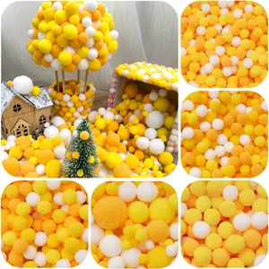 Detalle de cerca de pompones de felpa suave en vibrantes colores amarillo y naranja.