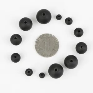 Set aus mattschwarzen Kunststoffperlen für die Schmuckherstellung in verschiedenen Größen