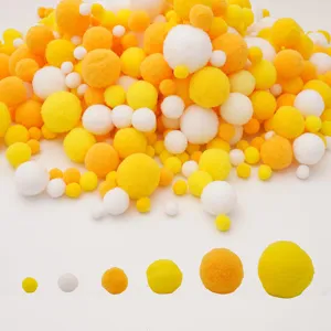 Vista de detalle de pompones de felpa de colores en varios tamaños para manualidades DIY