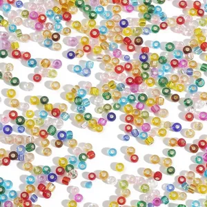 Vue macro détaillée de perles de rocaille colorées avec cœur argenté pour bijoux DIY