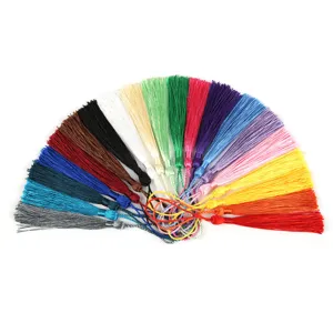 Assortimento di nappe colorate in poliestere disposte a ventaglio per gioielli fai-da-te