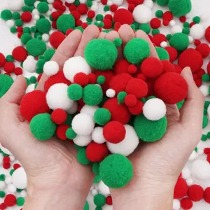 Pompons de Noël rouges verts et blancs pour le bricolage et les décorations de fête