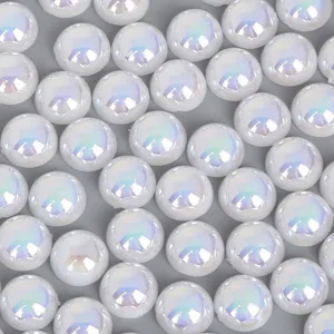 Vue macro de perles d'imitation ABS blanches irisées à dos plat