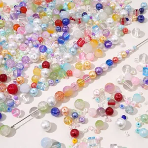 Makroansicht von bunten 2-10 mm Glas- und Perlenmischperlen für DIY-Schmuckherstellung