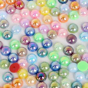 Gros plan de perles d'imitation en ABS irisées multicolores à dos plat pour l'artisanat