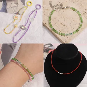 Set di collane e bracciali fatti a mano con perline colorate per gioielli fai da te