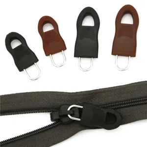 Vue détaillée des tirettes de fermeture éclair amovibles en caoutchouc noir et marron pour sacs
