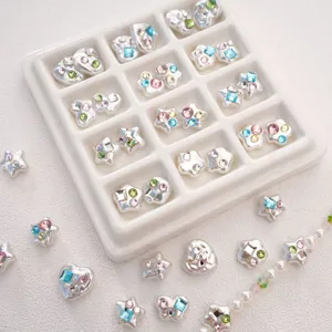 Vue macro détaillée de perles en acrylique en forme d'étoile et de cœur avec strass