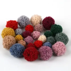 Nahaufnahme der weichen Textur und bunten Farben verschiedener 15/20 mm Garn-Pompons.