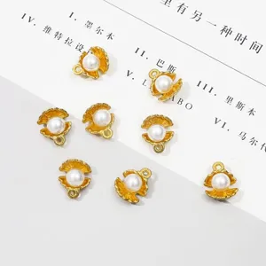 Vue détaillée de pendentifs en alliage de coquillages dorés avec perles pour bijoux