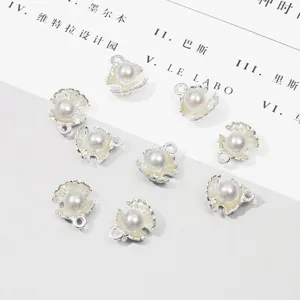 Vue macro détaillée de pendentifs en forme de coquille avec perles pour bijoux DIY