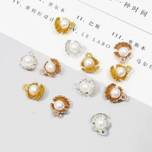 Vue détaillée de pendentifs en forme de coquillage en alliage avec perles dorées