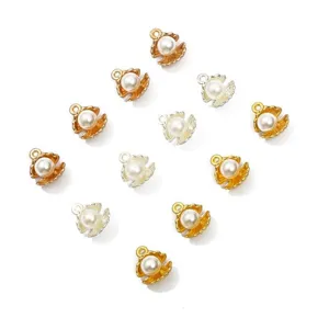 Détail macro de breloques élégantes en nacre et alliage pour la création de bijoux DIY