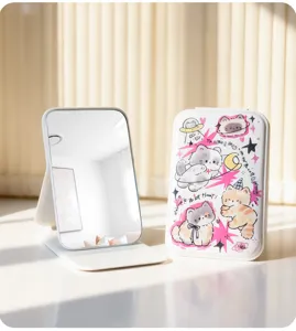 Nahaufnahme des tragbaren PU-Leder-Schminkspiegels mit süßen Cartoon-Katzenmotiven