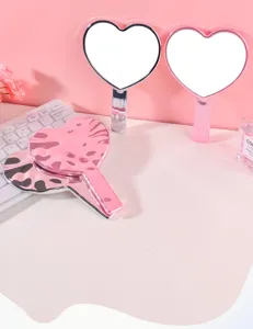 Detalle de espejos de maquillaje en forma de corazón con acabado rosa ondulado galvánico