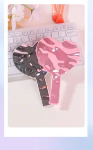 Primer plano de espejos de mano en forma de corazón con efecto de ondas de agua.