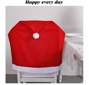 Dettaglio della fodera per sedia a forma di cappello di Babbo Natale in velluto rosso.