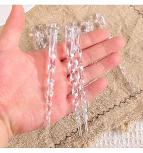 Primer plano de adornos colgantes de carámbanos transparentes en espiral