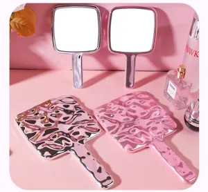 Elegante specchio per trucco portatile con design posteriore a trama d'onda rosa