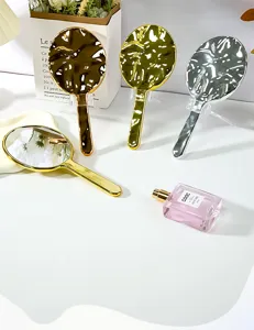 Detailansicht eleganter elektroplattierter ovaler Handspiegel in Gold, Roségold und Silber