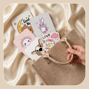 Diversité de miroirs de maquillage pliants mignons dans un élégant sac en feutre beige