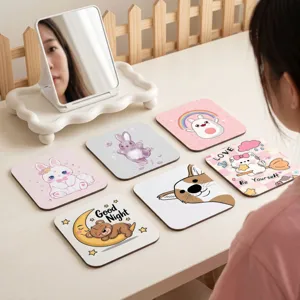 Vue détaillée de six miroirs pliants de dessin animé avec motifs d'animaux sur table.