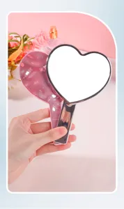 Primer plano de un espejo rosa con forma de corazón y textura de ondas de agua