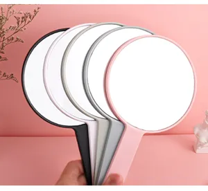 Collectie ronde handspiegels in diverse pastelkleuren voor dagelijks gebruik