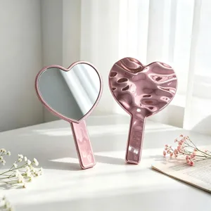 Elegante espejo de mano en forma de corazón con acabado galvanizado de ondas de agua oro rosa