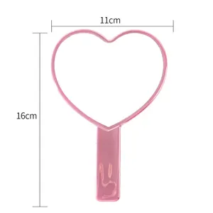 Espejo de mano portátil en forma de corazón rosa con textura galvanizada de ondas