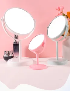Detailweergave van drie roterende plastic make-upspiegels in verschillende maten en kleuren.