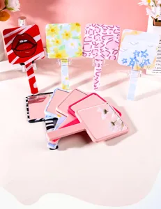 Gros plan détaillé de divers miroirs de maquillage portatifs colorés à motifs variés.