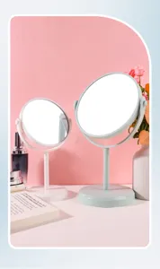 Tafel make-upspiegels in wit en mintgroen, draaibaar ontwerp voor nauwkeurige make-up.